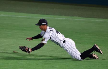 　７回、熊谷は佐々木の飛球を好捕する（撮影・山口登）