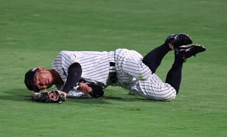 　７回、熊谷は佐々木の飛球を好捕する（撮影・山口登）