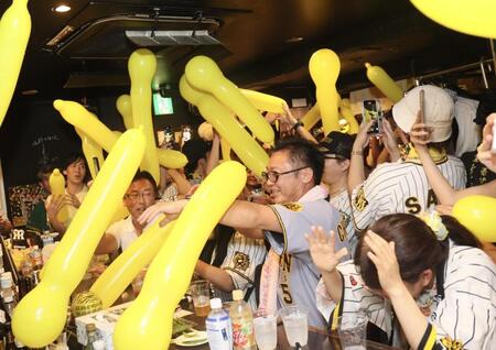　７回の攻撃を前に盛り上がる阪神ファン（撮影・石井剣太郎）