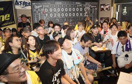 　ＴＩＧＥＲ　ＳＴＡＤＩＵＭで観戦する阪神ファンは肩を落とす（撮影・石井剣太郎）