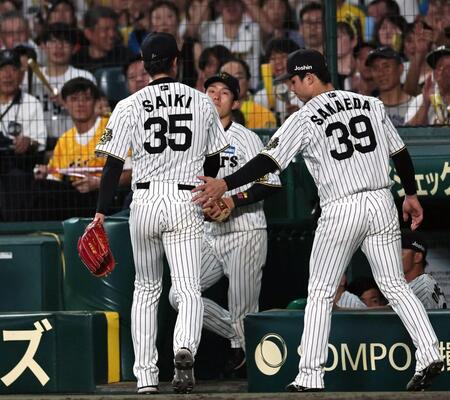 　５回、石原への死球で危険球退場となりベンチへ下がる才木（撮影・田中太一）