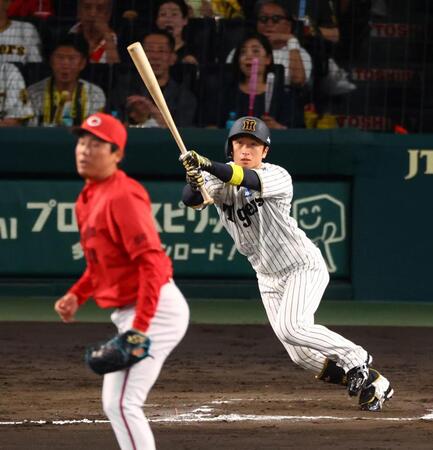 　６回、中犠飛を放つ近本（投手　栗林）＝撮影・山口登