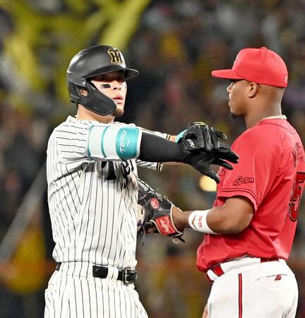 　５回、二塁打を放った佐藤輝