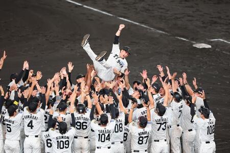 　胴上げされる藤川監督（撮影・金田祐二）