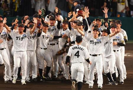 　優勝を決め喜ぶ阪神ナイン（撮影・山口登）
