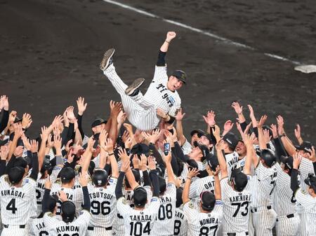 　胴上げされる藤川監督（撮影・金田祐二）