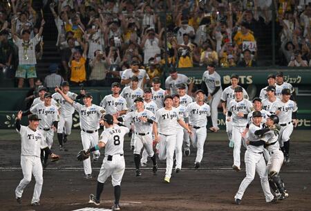　優勝を決め、歓喜する阪神ナイン（撮影・飯室逸平）
