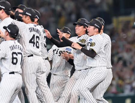 　優勝を決め、歓喜する輪の中へ走る石井（右）＝撮影・田中太一