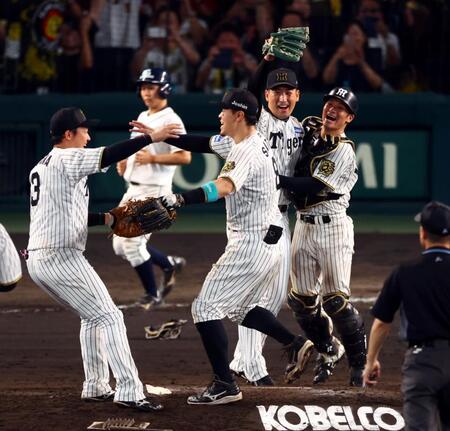 　優勝を決め坂本（右）は岩崎と抱き合って喜ぶ（撮影・山口登）