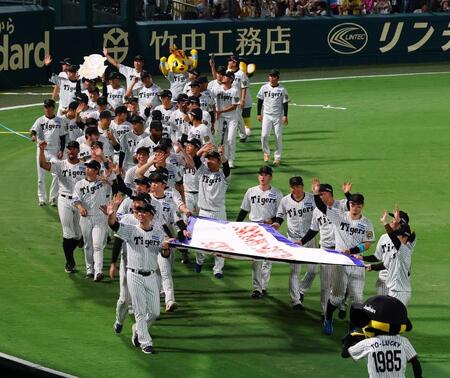 　優勝ペナントを手に場内一周する藤川監督ら阪神ナイン（撮影・山口登）