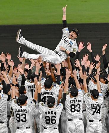 　２年ぶり７度目の優勝を決め、胴上げされる藤川監督