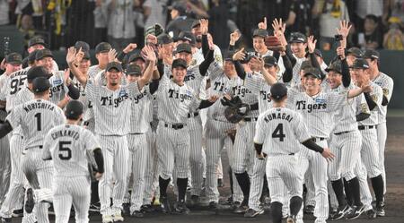　セ・リーグ優勝を決め、喜ぶ阪神ナイン