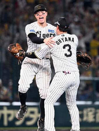 【写真】もう顔がクシャクシャｗ　歴史的Ｖで佐藤輝と歓喜の抱擁を交わす大山の姿に感動