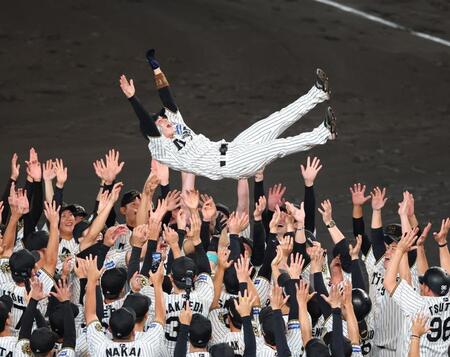 　胴上げされる中野（撮影・金田祐二）
