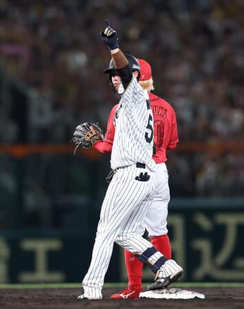 　３回、二塁打を放ち、指を立てる中野（撮影・北村雅宏）