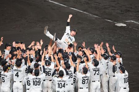 　胴上げされる藤川監督（撮影・金田祐二）