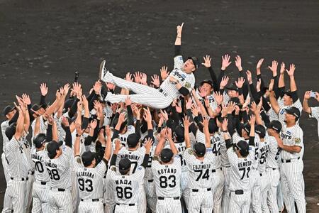 　リーグ優勝を決め胴上げされる藤川監督（撮影・西田忠信）