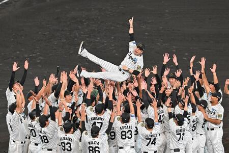 　リーグ優勝を決め胴上げされる藤川監督（撮影・西田忠信）