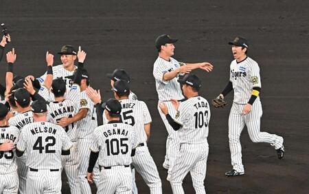 【写真】歓喜の輪に入る近本を木浪がバックハグ！仲の良さにじむ同期コンビ