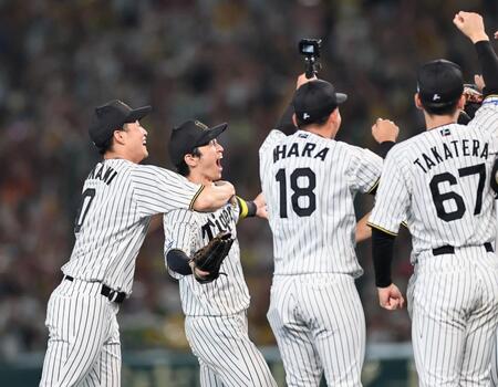 　歓喜しながら歓喜の輪へ入る近本。左は木浪（撮影・田中太一）