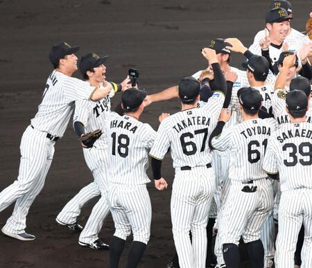 　ナインに迎えられる近本（撮影・金田祐二）