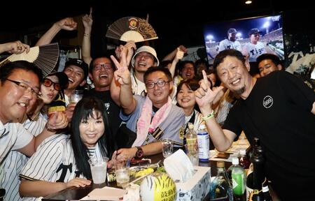 　優勝を決め、喜ぶ川尻哲郎氏（右端）＝撮影・石井剣太郎