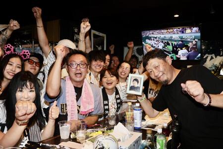 　優勝を喜ぶ川尻哲郎氏（撮影・石井剣太郎）