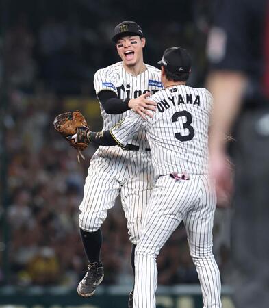 　優勝を決め、大山と喜びを分かち合う佐藤輝（左）佐藤輝（撮影・北村雅宏）