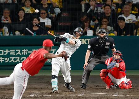 　５回、佐藤輝が右中間に二塁打を放つ。投手ハーン、捕手石原