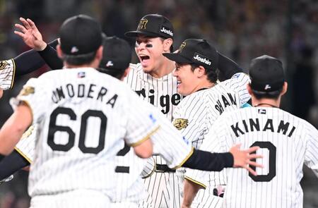 　セ・リーグ優勝を決め、喜ぶ佐藤輝（中）ら阪神ナイン