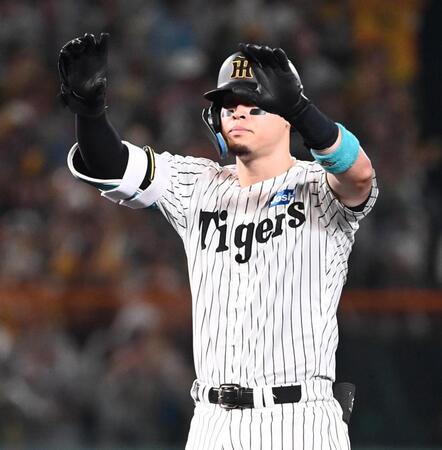 　５回、佐藤輝が二塁打を放ちポーズを取る