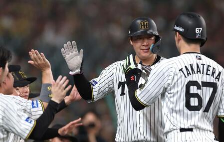 　２回、高寺（６７）の犠飛で先制の生還を果たし、タッチを交わす大山（撮影・北村雅宏）