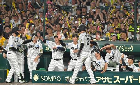 　２回、高寺（左）の先制の左犠飛で生還した三走・大山を迎える阪神ナイン