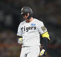 　６回、勝ち越しとなる適時打を放ち、拳を握る森下（撮影・北村雅宏）