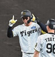 　６回、勝ち越し打を放ちポーズを決める森下（撮影・西田忠信）