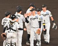 　広島に勝利し、ナインとタッチを交わす森下（右から３人目）＝撮影・西田忠信