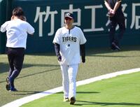 　グラウンド入りする藤川監督（撮影・山口登）