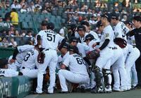 　試合前、円陣を組む阪神ナイン（撮影・北村雅宏）