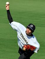 　キャッチボールする才木（撮影・山口登）