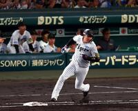 　２回、左翼線に二塁打を放つ大山（撮影・山口登）