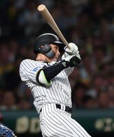 　２回、右前打を放つ木浪（撮影・北村雅宏）