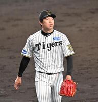 　５回、石原への死球で危険球退場となる才木（撮影・西田忠信）