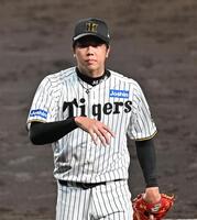 　５回、石原への死球で危険球退場になる才木（撮影・西田忠信）