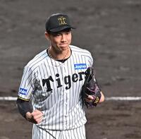 　５回を無失点で切り抜け、拳を握る湯浅（撮影・西田忠信）