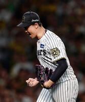 　５回、２死二塁のピンチを切り抜け、雄たけびを上げる湯浅