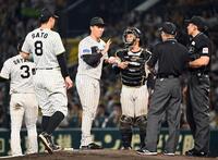 　５回途中から登板した湯浅（中央左）