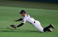 　７回、熊谷は佐々木の飛球を好捕する（撮影・山口登）