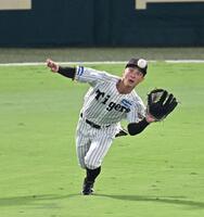　７回、佐々木の打球を好捕する熊谷（撮影・西田忠信）