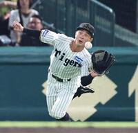 　７回、佐々木の打球を好捕する熊谷（撮影・北村雅宏）