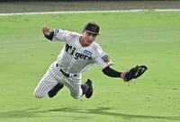 　７回、佐々木の打球を好捕する熊谷（撮影・西田忠信）